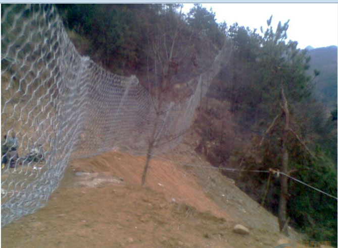 石笼网在作为防护网在山体危路的应用 