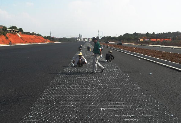 公路加筋石笼网在工地应用图